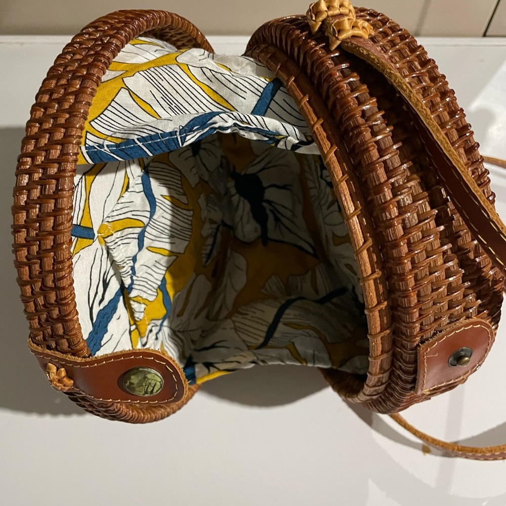 8" Round Woven Ratan Canteen Crossbody Bag Tropical Print Lined Snap Closure